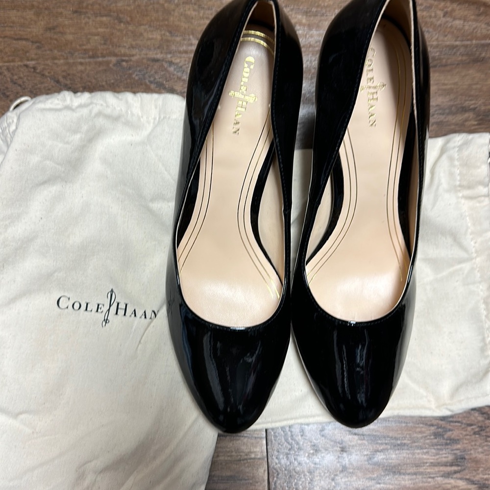 Beautiful Cole Haan made by Nike air size 10 B black 3 inch heels